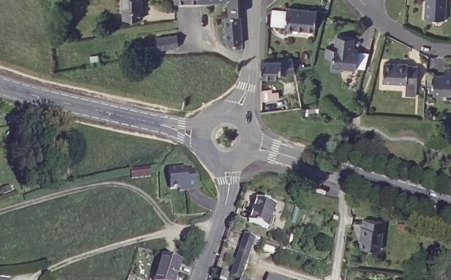 Vue aérienne du Rond-point anonyme n°177636278