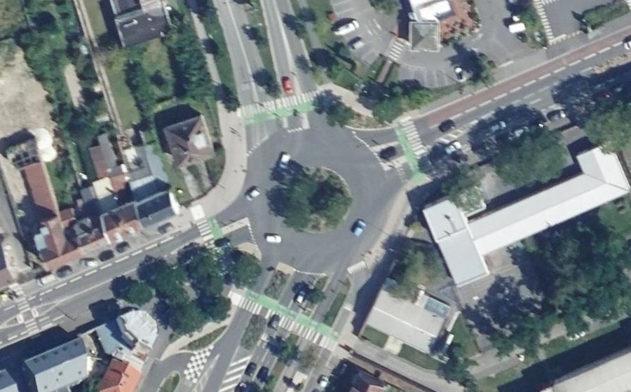 Vue aérienne du Rond-point anonyme n°177659717