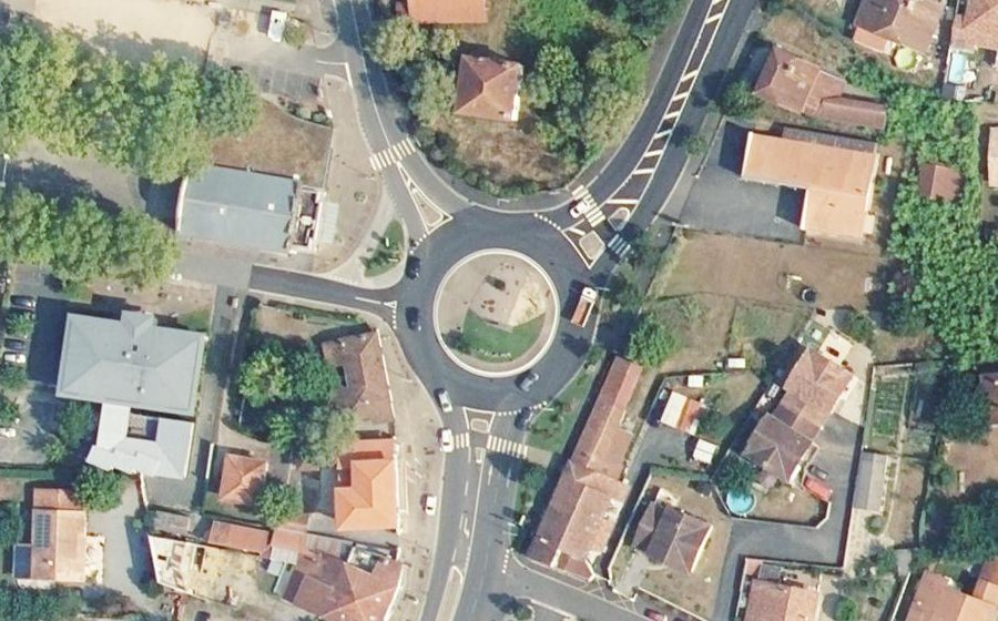 Vue aérienne du Rond-point anonyme n°177690595