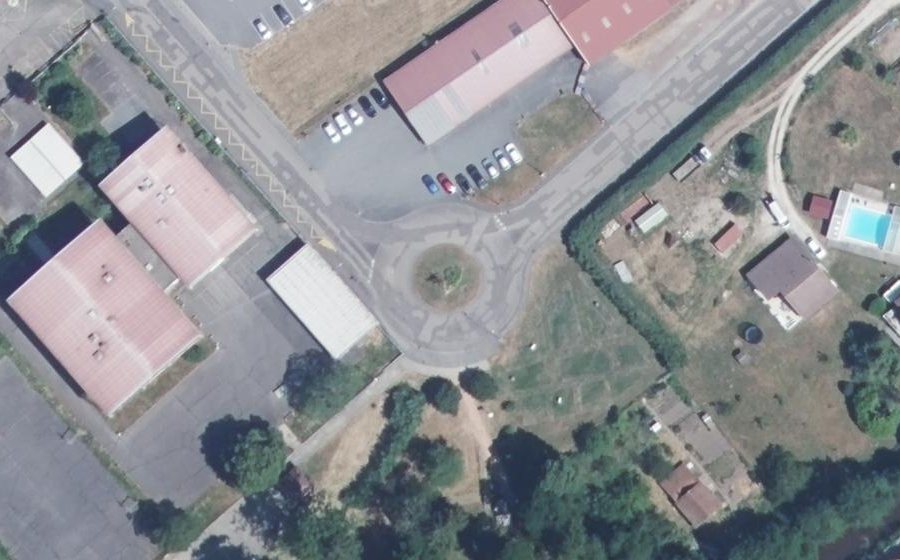 Vue aérienne du Rond-point anonyme n°177797605