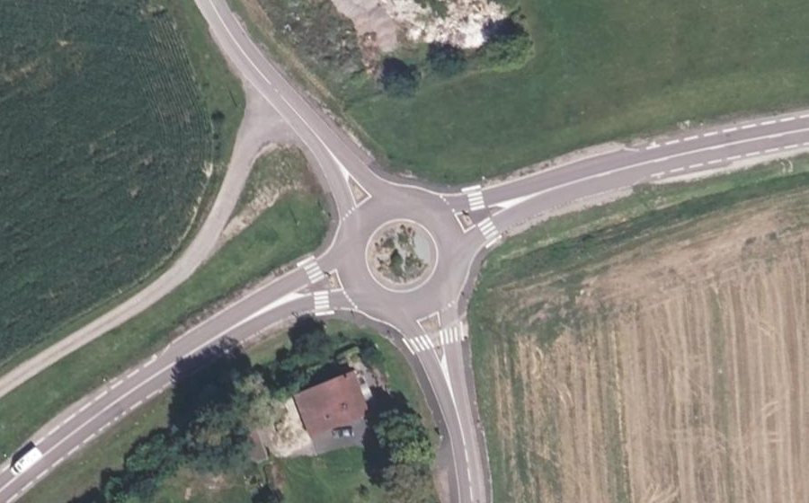 Vue aérienne du Rond-point anonyme n°177837661