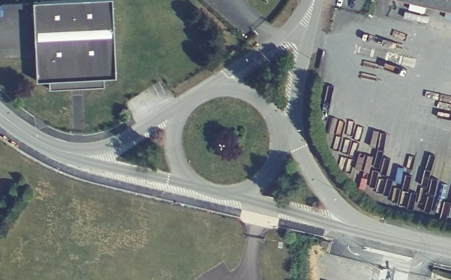 Vue aérienne du Rond-point anonyme n°177850751