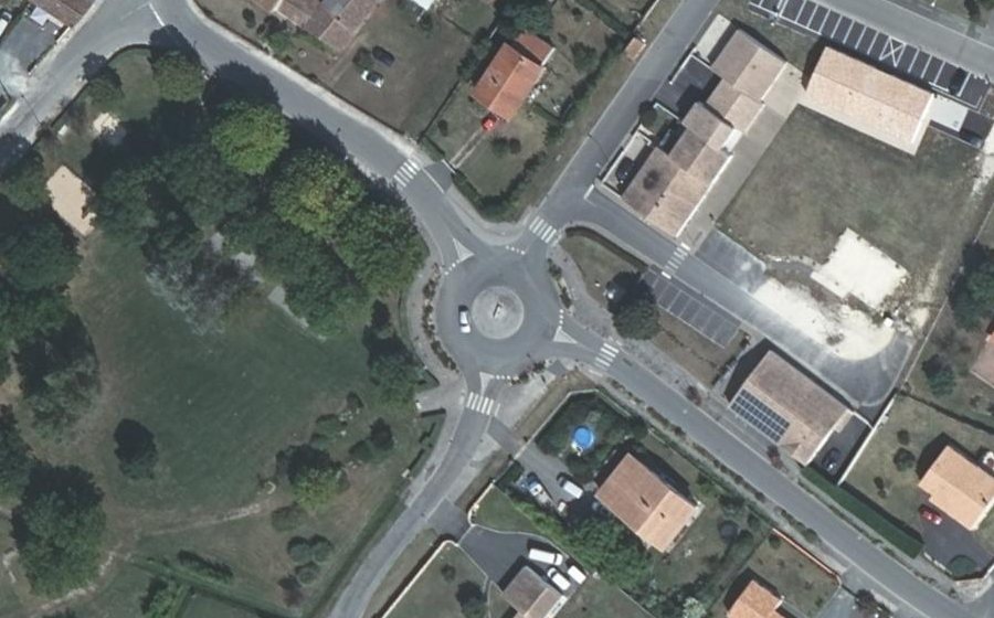Vue aérienne du Rond-point anonyme n°177858553
