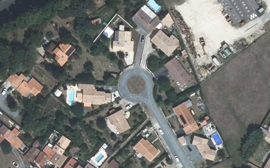 Vue aérienne du Rond-point anonyme n°177868034