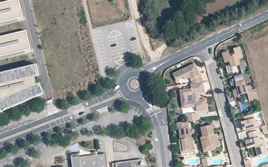 Vue aérienne du Rond-point anonyme n°177901665