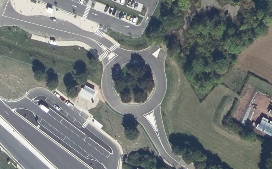 Vue aérienne du Rond-point anonyme n°177925194