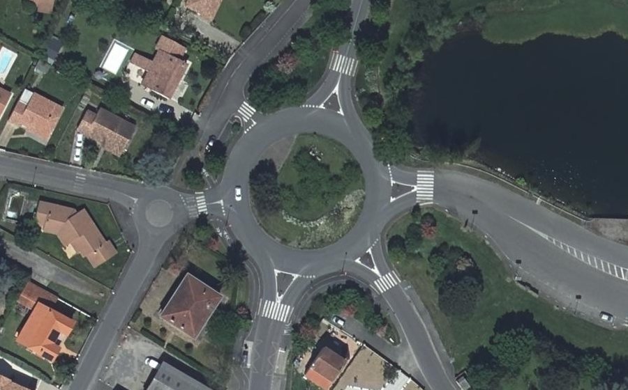 Vue aérienne du Rond-point anonyme n°177958586