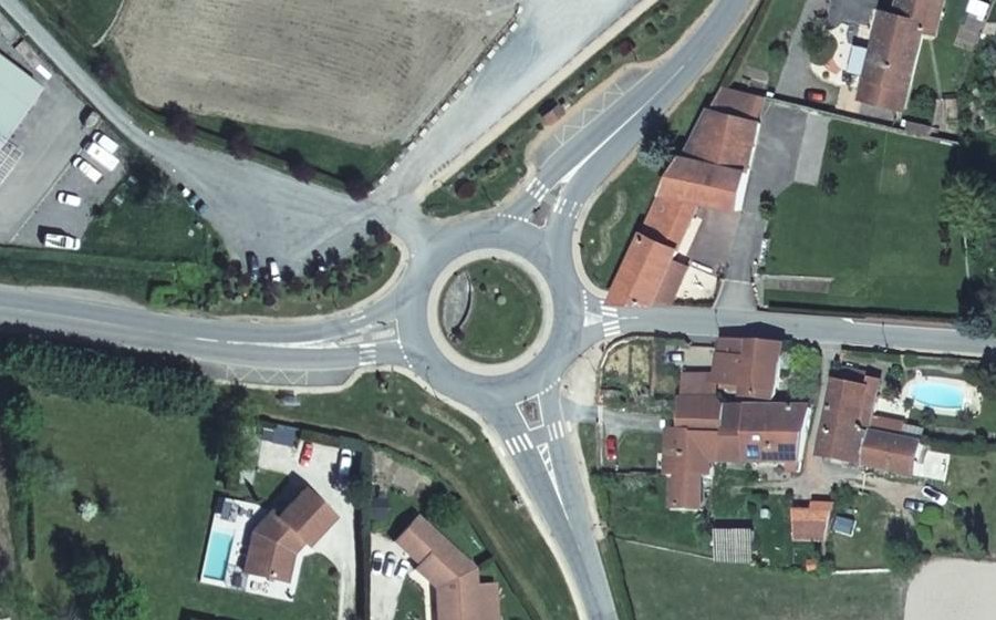 Vue aérienne du Rond-point anonyme n°178117728