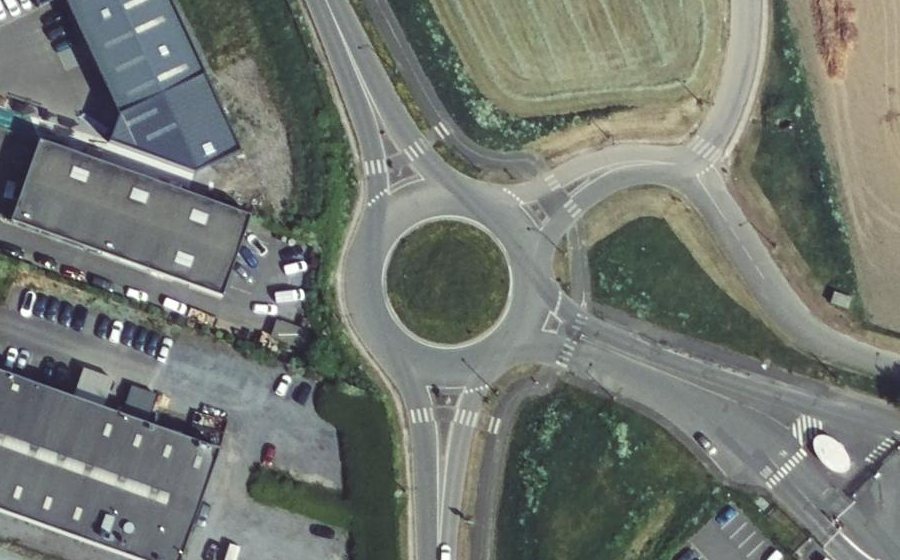 Vue aérienne du Rond-point anonyme n°178165732
