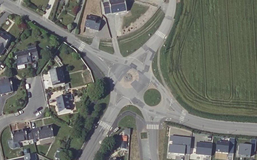 Vue aérienne du Rond-point anonyme n°178169363
