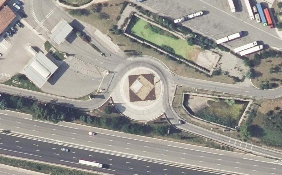 Vue aérienne du Rond-point anonyme n°178201676