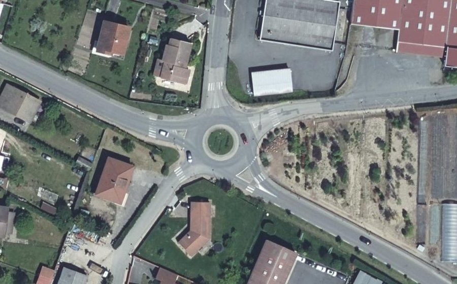 Vue aérienne du Rond-point anonyme n°178264641