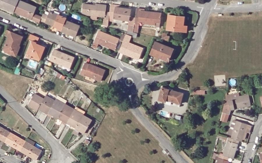 Vue aérienne du Rond-point anonyme n°178278146