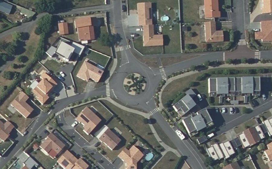 Vue aérienne du Rond-point anonyme n°178302316