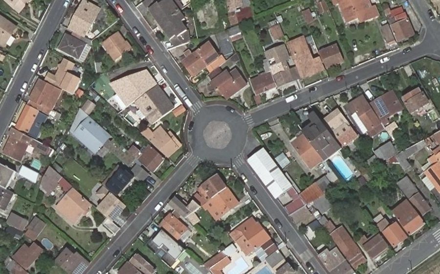 Vue aérienne du Rond-point anonyme n°178305401