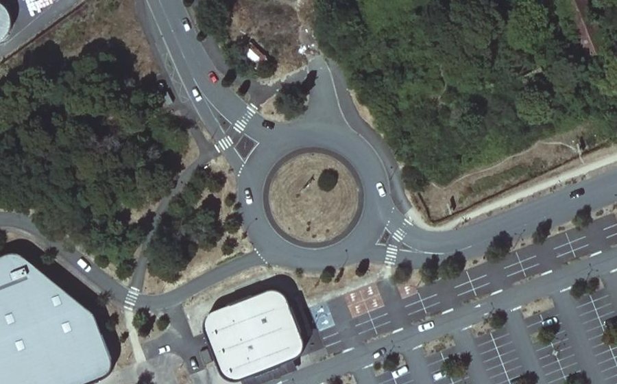 Vue aérienne du Rond-point anonyme n°178366098