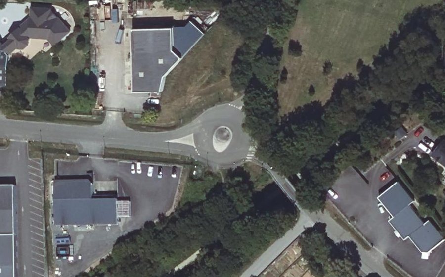 Vue aérienne du Rond-point anonyme n°178396451