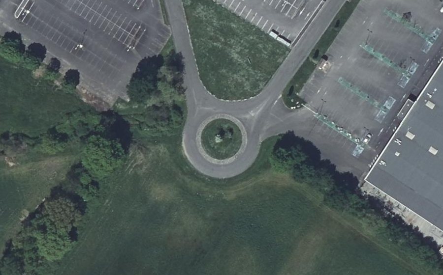 Vue aérienne du Rond-point anonyme n°178432433