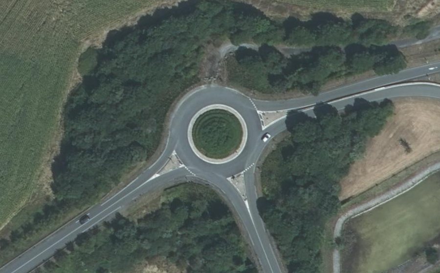 Vue aérienne du Rond-point anonyme n°178448020