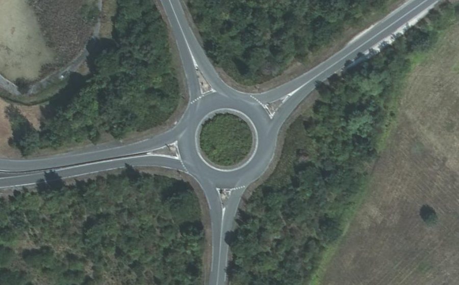 Vue aérienne du Rond-point anonyme n°178448058