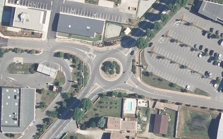 Vue aérienne du Rond-point anonyme n°178451655