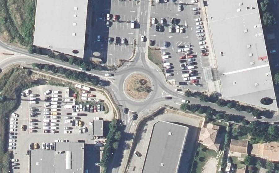 Vue aérienne du Rond-point anonyme n°178470739