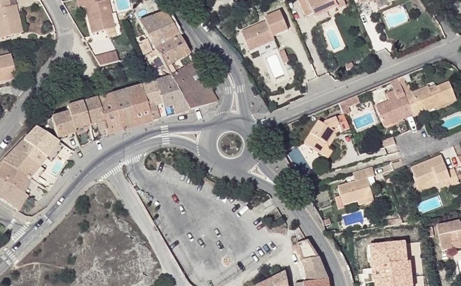 Vue aérienne du Rond-point anonyme n°178494414