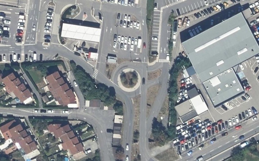 Vue aérienne du Rond-point anonyme n°178548625