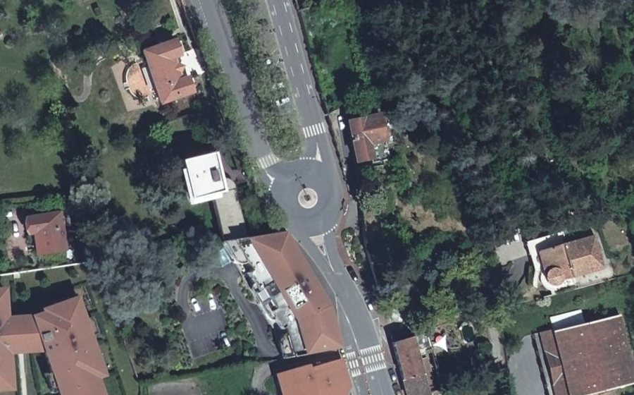 Vue aérienne du Rond-point anonyme n°178599695