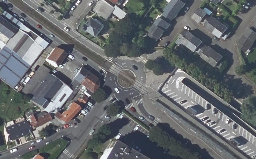 Vue aérienne du Rond-point anonyme n°178620603
