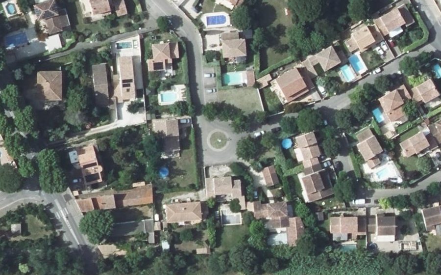 Vue aérienne du Rond-point anonyme n°178628897