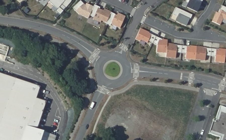 Vue aérienne du Rond-point anonyme n°178630622