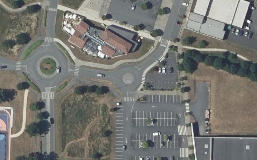 Vue aérienne du Rond-point anonyme n°178632348