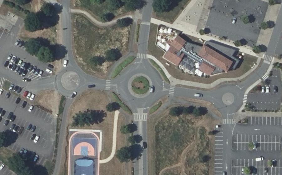 Vue aérienne du Rond-point anonyme n°178632998