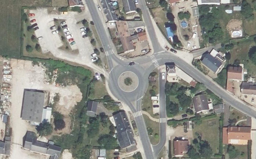 Vue aérienne du Rond-point anonyme n°178654208