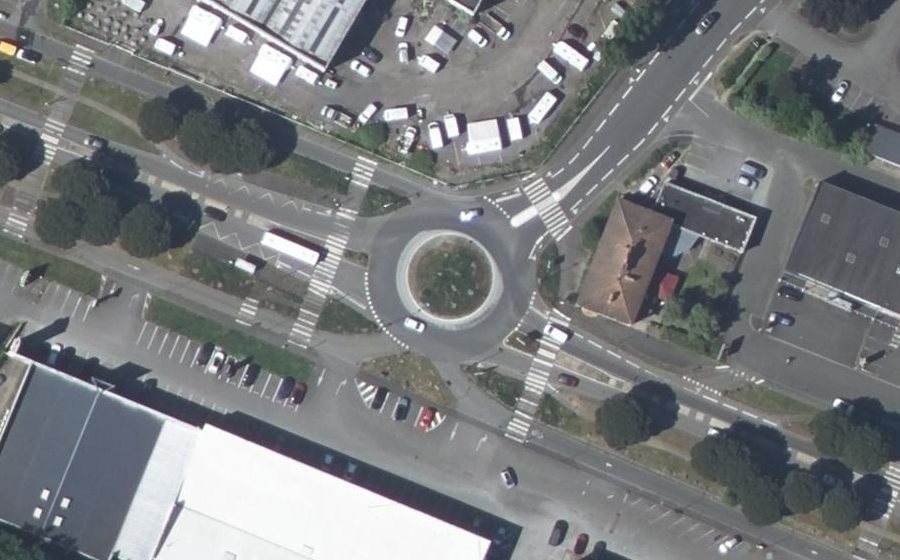 Vue aérienne du Rond-point anonyme n°178663186