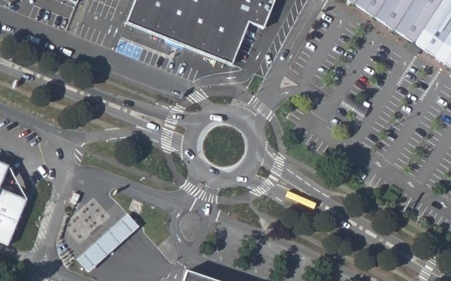 Vue aérienne du Rond-point anonyme n°178666427