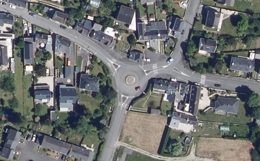 Vue aérienne du Rond-point anonyme n°178704228