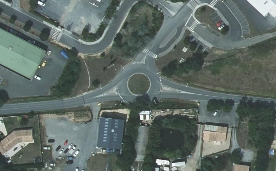 Vue aérienne du Rond-point anonyme n°178715668