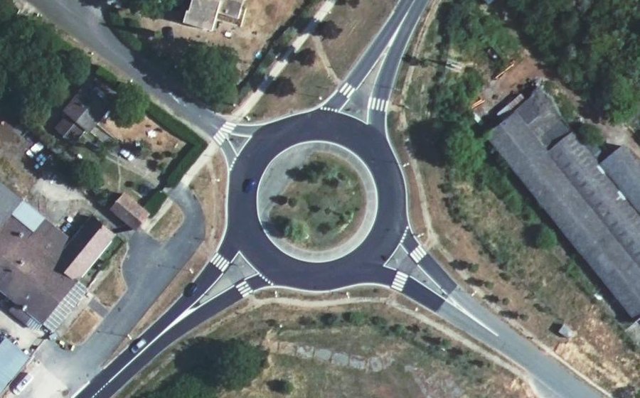 Vue aérienne du Rond-point anonyme n°178745607