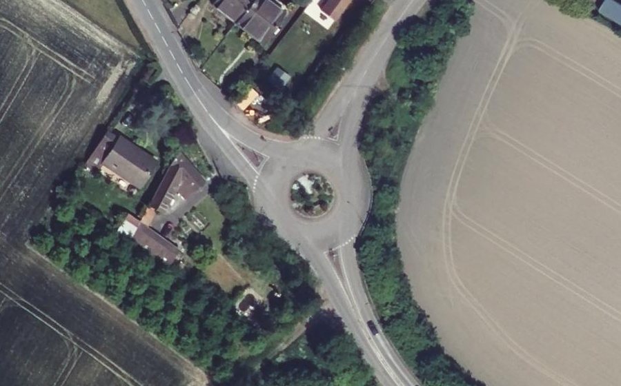 Vue aérienne du Rond-point anonyme n°178749205
