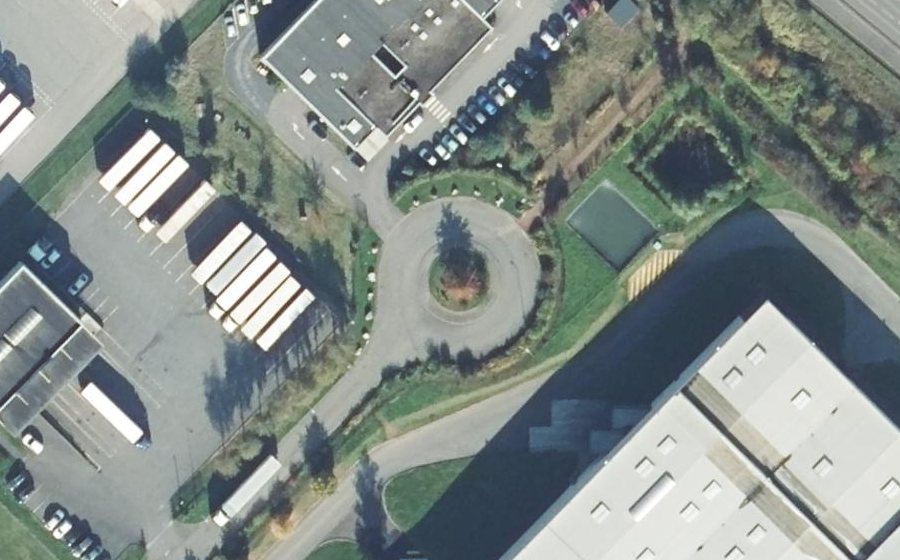 Vue aérienne du Rond-point anonyme n°178824189