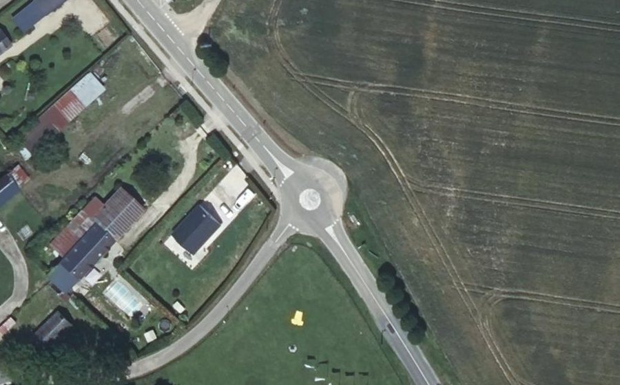 Vue aérienne du Rond-point anonyme n°178866286