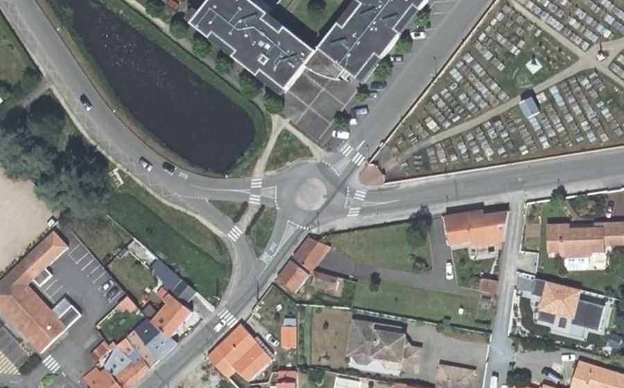 Vue aérienne du Rond-point anonyme n°178924674
