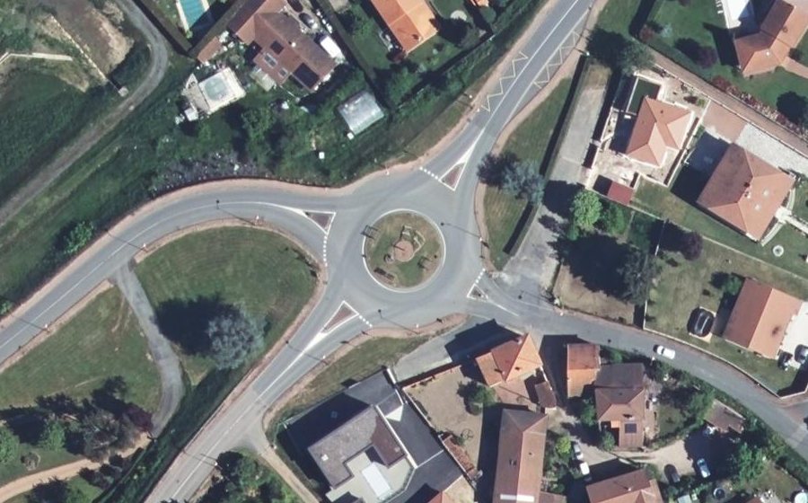 Vue aérienne du Rond-point anonyme n°178925404