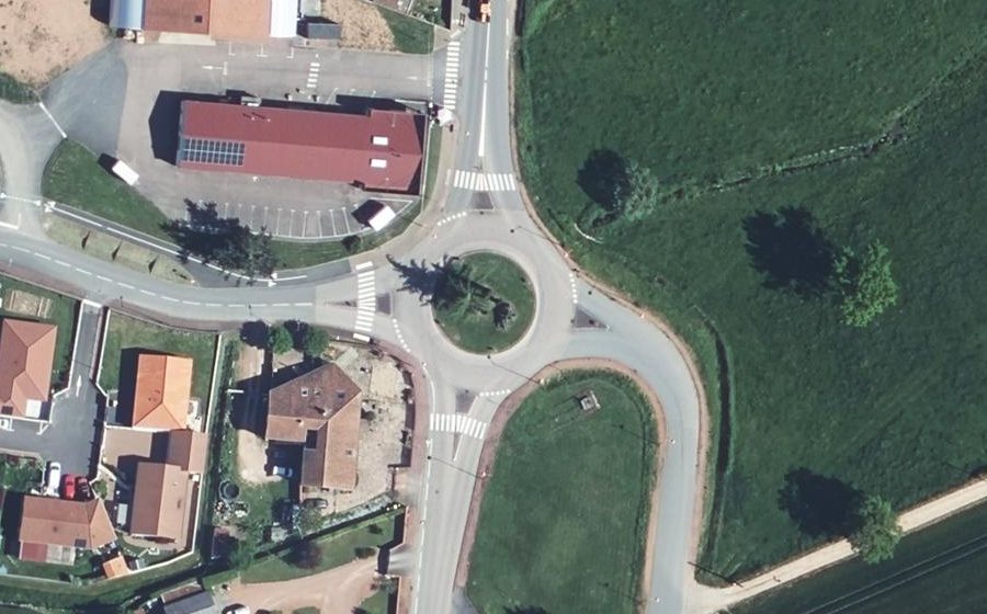 Vue aérienne du Rond-point anonyme n°178929600