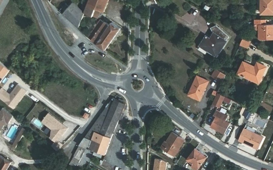 Vue aérienne du Rond-point anonyme n°178986138