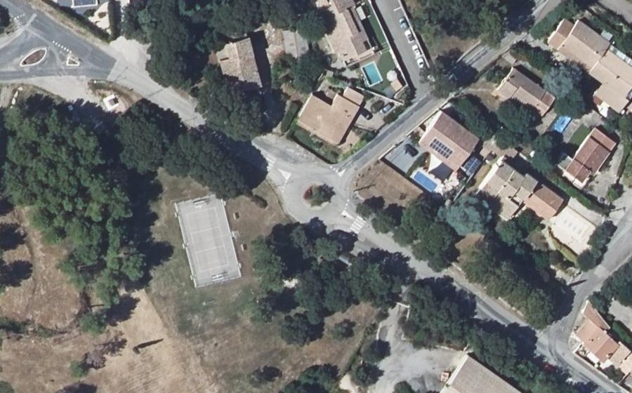 Vue aérienne du Rond-point anonyme n°178992489