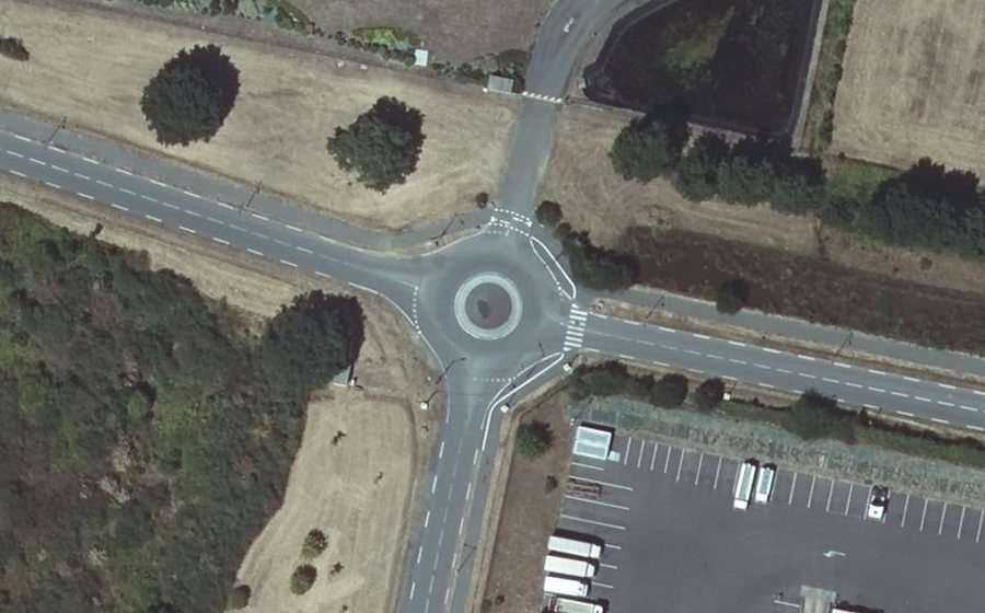Vue aérienne du Rond-point anonyme n°179058117