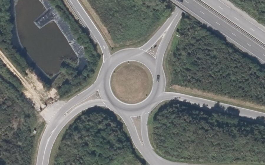Vue aérienne du Rond-point anonyme n°179059660